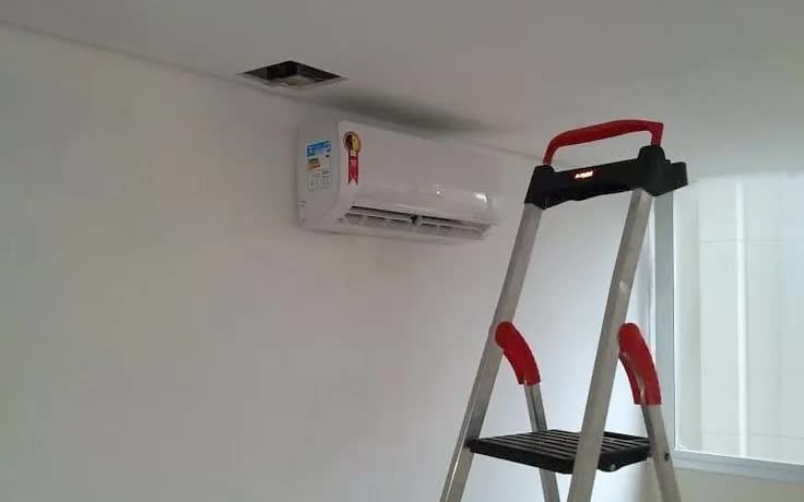 Split instalado pela ClimaWes, com escada de trabalho ao lado